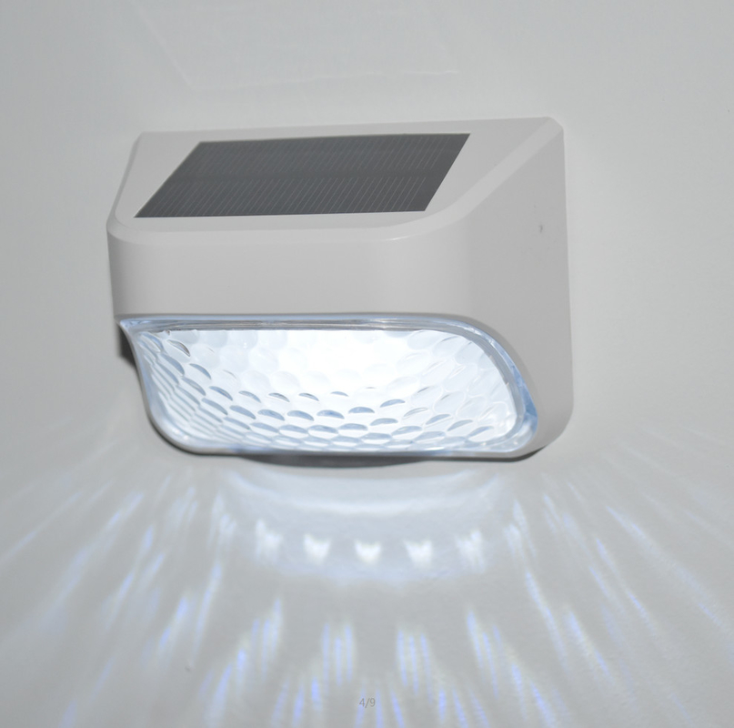 RGB Warm White Solar Fence Light IP65 Ανερόστεγος Επίπεδος Μονοκρυσταλλικό πυρίτιο 15 ώρες χρόνος εργασίας