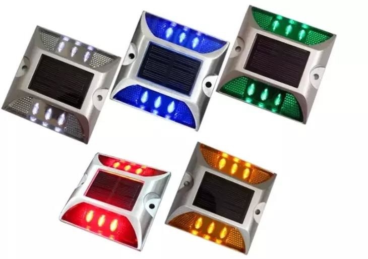 Ηλιακή οδική άκρη με μέγεθος 103*106*24mm και LED ανακλαστικό φως προειδοποίησης κυκλοφορίας 330g