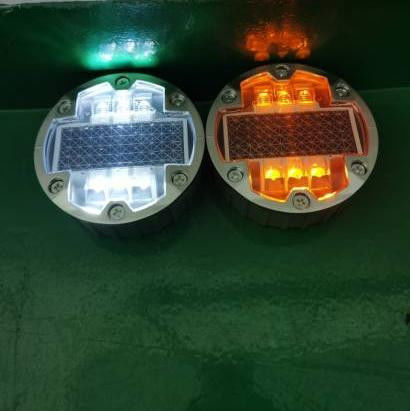 Ηλιακά οδικά κενά με ποικιλία χρωμάτων φωτισμού LED για βελτιωμένη ορατότητα του δρόμου