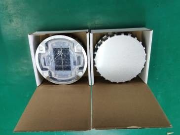 Ηλιακά οδικά κενά με ποικιλία χρωμάτων φωτισμού LED για βελτιωμένη ορατότητα του δρόμου